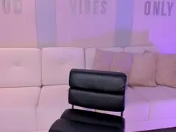 Amateur Live Sex Cam of MiaRoberts1