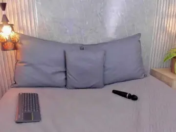 Bongacams Watch Live Sex Cams of Emili-Hot