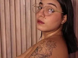 Sophia-curvy1