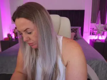 Bongacams Sex Cam of KiraCandyS