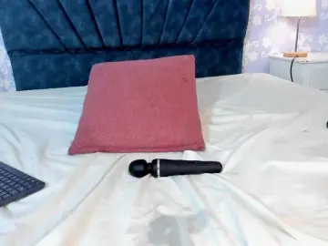 Bongacams Watch Live Sex Cams of LittleKloe