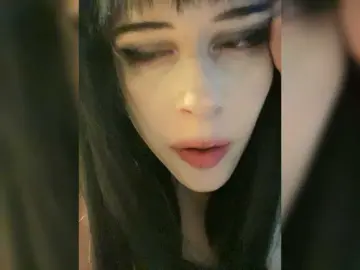 Bongacams Watch Live Sex Cams of emog1rl