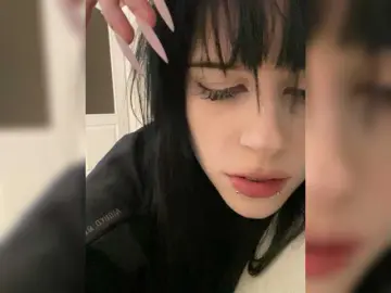 Bongacams Nude Webcam of emog1rl