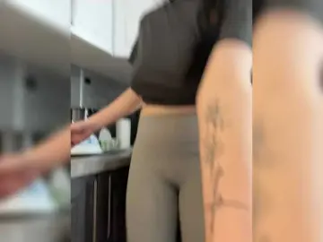 Bongacams Watch Live Sex Cams of CurvyWoman-