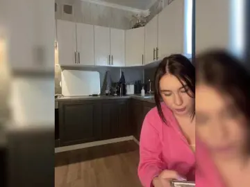 Bongacams Live Sex Cam of CurvyWoman-