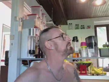 Cam4 Live Sex of poussin03