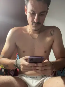 Cam4 Live Porn of Henriquezaumm