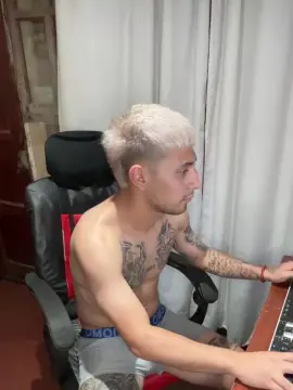 Cam4 Live Sex Cam of demoniioojoaqu3