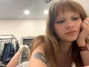 Cam4 Live Porn of RaymondeKuarez