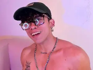 Cam4 Watch Live Sex Cams of Akaza_