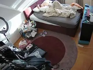 Camsoda Live Sex Cam of voyeurcam-julmodels-whitebed-1