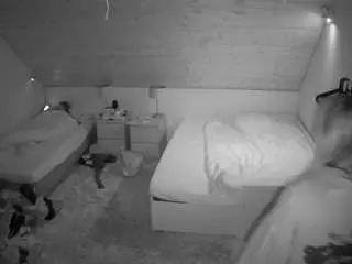 Camsoda Nude Webcam of voyeurcam-julmodels-whitebed-2