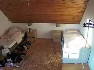 Camsoda Nude Webcam of voyeurcam-julmodels-whitebed-2