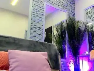 Camsoda Free Porn Cam of reina-cummingss