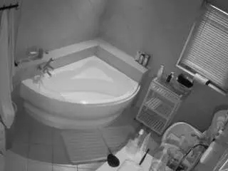Camsoda Adult Video Chat of voyeurcam-julmodels-bath-1st-2