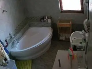 Camsoda Sex Cam of voyeurcam-julmodels-bath-1st-2