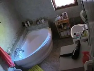 Camsoda Live Sex Cam of voyeurcam-julmodels-bath-1st-2