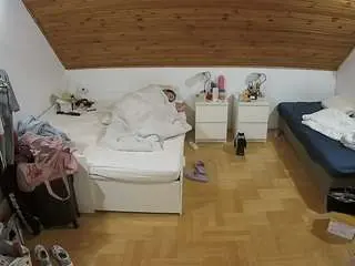 Camsoda Live Sex Cam of voyeurcam-julmodels-greybed-3