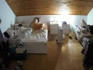 Camsoda Adult Webcams of voyeurcam-julmodels-greybed-3