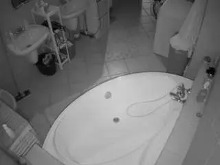 Camsoda Watch Live Sex Cams of voyeurcam-julmodels-bath-1st-1