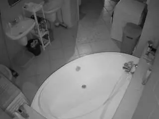 Camsoda Sex Cam of voyeurcam-julmodels-bath-1st-1