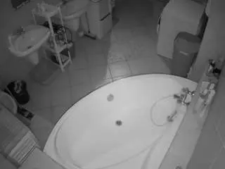 Camsoda Adult Video Chat of voyeurcam-julmodels-bath-1st-1