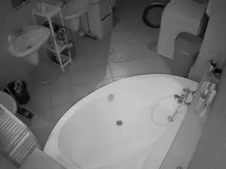 Camsoda Watch Live Sex Cams of voyeurcam-julmodels-bath-1st-1