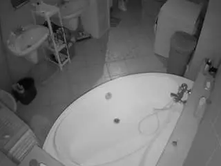 Camsoda Live Sex Cam of voyeurcam-julmodels-bath-1st-1