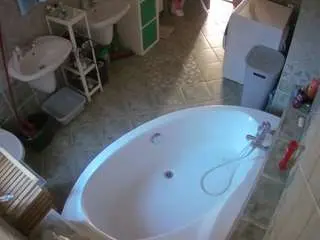 Camsoda Adult Webcam of voyeurcam-julmodels-bath-1st-1