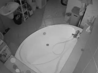 Camsoda Live Sex Cam of voyeurcam-julmodels-bath-1st-1