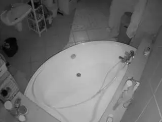 Camsoda Adult Webcams of voyeurcam-julmodels-bath-1st-1
