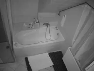 Camsoda Watch Live Sex Cams of voyeurcam-julmodels-bath-2nd-1