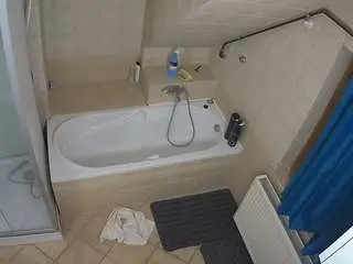 Camsoda Adult Webcams of voyeurcam-julmodels-bath-2nd-1