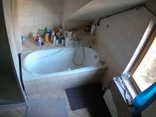 Camsoda Sex Chat of voyeurcam-julmodels-bath-2nd-1