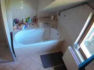 Camsoda Adult Webcam of voyeurcam-julmodels-bath-2nd-1