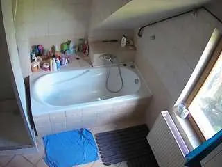 Camsoda Sex Cam of voyeurcam-julmodels-bath-2nd-1