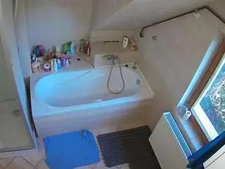 Camsoda Live Sex Cam of voyeurcam-julmodels-bath-2nd-1