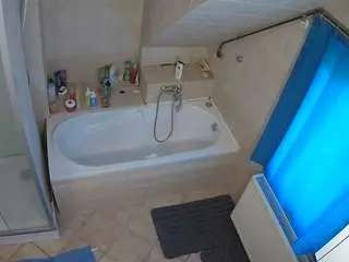 Camsoda Watch Live Sex Cams of voyeurcam-julmodels-bath-2nd-1