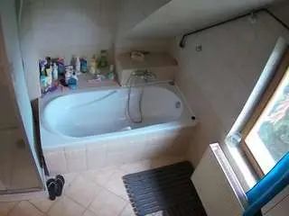 Camsoda Private Sex Chat of voyeurcam-julmodels-bath-2nd-1