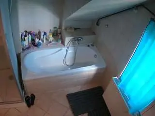 Camsoda Live Sex Cam of voyeurcam-julmodels-bath-2nd-1