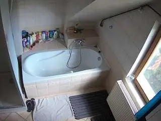 Camsoda Live Sex Cam of voyeurcam-julmodels-bath-2nd-1