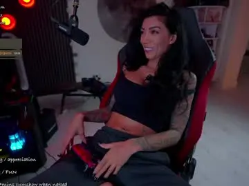 Chaturbate Adult Webcams of evelyne92