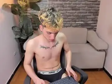 Chaturbate Live Sex Cam of ian_lombardi