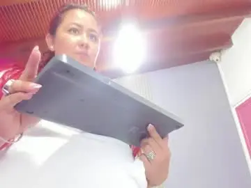 Chaturbate Live Sex Cam of paulinna_curvy