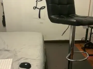 Chaturbate Watch Live Sex Cams of pantslesstraveler_plt