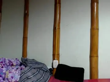 Chaturbate Live Sex Cam of miahells