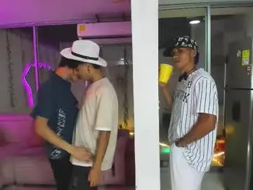 Chaturbate Free Porn Cam of houseofwarrios