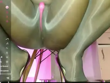 Chaturbate Live Sex Cam of beatziedreams