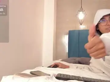 Chaturbate Live Sex Cam of heidi_feuer