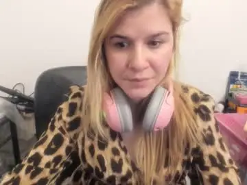 Chaturbate Live Sex of artsyandcraftsy_